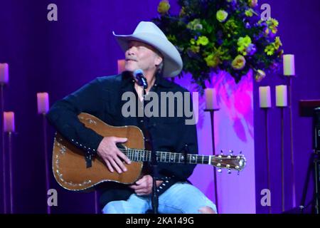 30 ottobre 2022 - Nashville, Tennessee - Alan Jackson. CMT Coal Miner's Daughter: Una Celebrazione della vita e della musica di Loretta Lynn tenutasi al Grand Ole Opry. (Credit Image: © Dara-Michelle Farr/AdMedia via ZUMA Press Wire) Foto Stock