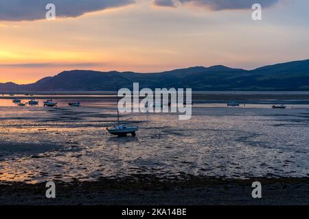 Vista panoramica dello stretto di Menai con molte barche all'ancora e le montagne di Snowdonia dietro Foto Stock