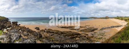 Un panorama di Fistral Beach a Newquay in una soleggiata giornata di fine estate Foto Stock