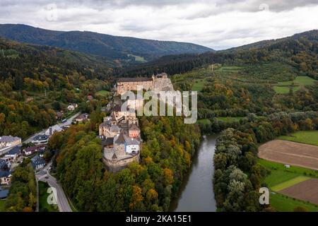 Oravsky Podzamok, Slovacchia - 28 settembre, 2022: Paesaggio aereo del Castello di Orava e il villaggio di Oravksy Podzamok a fine autunno Foto Stock