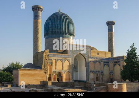 Splendida vista panoramica al tramonto di Gur e Amir, mausoleo di Amir Timur o Tamerlane, un bellissimo punto di riferimento antico a Samarcanda, Uzbekistan Foto Stock