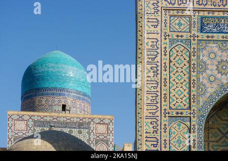 Vista dei mausolei medievali nella necropoli di Shah-i-Zinda con cupola in piastrelle turchesi e intricate decorazioni della facciata in Samarcanda, patrimonio dell'umanità dell'UNESCO, Uzbekistan Foto Stock