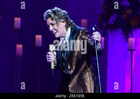 30 ottobre 2022 - Nashville, Tennessee - Brandi Carlile. CMT Coal Miner's Daughter: Una Celebrazione della vita e della musica di Loretta Lynn tenutasi al Grand Ole Opry. (Credit Image: © Dara-Michelle Farr/AdMedia via ZUMA Press Wire) Foto Stock