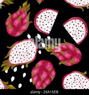 Modello senza cuciture con frutti di drago isolati. Illustrazione testurizzata carina dei frutti tropicali, dei frutti tagliati a metà, dei semi e delle foglie sullo sfondo nero Foto Stock