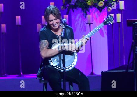 30 ottobre 2022 - Nashville, Tennessee - Keith Urban. CMT Coal Miner's Daughter: Una Celebrazione della vita e della musica di Loretta Lynn tenutasi al Grand Ole Opry. (Credit Image: © Dara-Michelle Farr/AdMedia via ZUMA Press Wire) Foto Stock