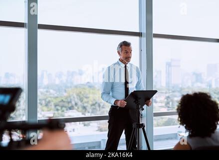 Dare il via alla presentazione con un discorso di apertura agli occhi. Un uomo d'affari maturo che ha tenuto un discorso durante una conferenza. Foto Stock