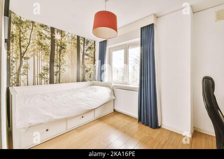 Letto moderno in legno con piumone bianco in una camera spaziosa e luminosa Foto Stock