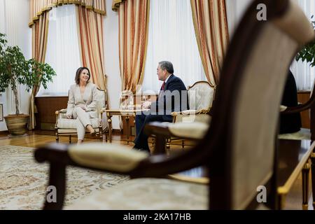 (LR) Annalena Baerbock (Alleanza 90/Verdi), ministro federale degli esteri, incontra Muchtar Tleuberdi, ministro degli esteri del Kazakistan, per colloqui ad Astana, 31 ottobre 2022. Berbock si reca in Kazakistan e Uzbekistan per colloqui. Foto Stock