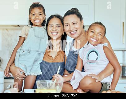 Nonna, mamma e bambini cucinano divertimento e sviluppo per il bambino per legare, abbracciare e insieme in cucina. Ritratto, nonna, madre con bambini Foto Stock