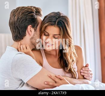 Svegliatevi con l'amore. Una giovane coppia che ama trascorrere una mattinata rilassante a casa. Foto Stock