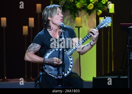 30 ottobre 2022 - Nashville, Tennessee - Keith Urban. CMT Coal Miner's Daughter: Una Celebrazione della vita e della musica di Loretta Lynn tenutasi al Grand Ole Opry. (Credit Image: © Dara-Michelle Farr/AdMedia via ZUMA Press Wire) Foto Stock