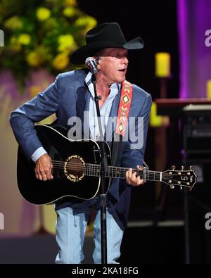 Nashville, Stati Uniti. 30th Ott 2022. George Strait alla figlia del minatore del carbone - Una celebrazione della vita e della musica di Loretta Lynn ha tenuto alla casa del Grand Ole Opry il 30 ottobre 2022, a Nashville, TN. © Curtis Hilbun/AFF-USA.com Credit: AFF/Alamy Live News Foto Stock