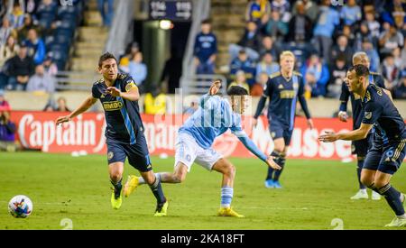 Chester, Pennsylvania, Stati Uniti. 30th Ott 2022. 30 ottobre 2022, Chester PA- giocatore dell'Unione ALEJANDRO BEDOYA (11) in azione contro il giocatore NYFC, SANTIAGO RODRIGUEZ (20) durante la partita al Subaru Park (Credit Image: © Ricky Fitchett/ZUMA Press Wire) Credit: ZUMA Press, Inc./Alamy Live News Foto Stock