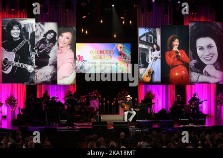 Nashville, Stati Uniti. 30th Ott 2022. Alan Jackson alla figlia di Coal Miner - Una Celebrazione della vita e della musica di Loretta Lynn si è tenuta alla Grand Ole Opry House il 30 ottobre 2022 a Nashville, TN. © Curtis Hilbun/AFF-USA.com Credit: AFF/Alamy Live News Foto Stock