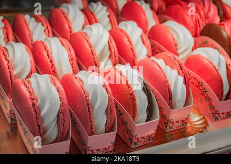 Macarons colorati biscotti in confezioni in vendita presso una panetteria nel centro storico o Vieille Ville a Nizza sulla Costa Azzurra, Francia meridionale Foto Stock