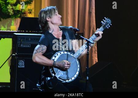 30 ottobre 2022 - Nashville, Tennessee - Keith Urban. CMT Coal Miner's Daughter: Una Celebrazione della vita e della musica di Loretta Lynn tenutasi al Grand Ole Opry. (Credit Image: © Dara-Michelle Farr/AdMedia via ZUMA Press Wire) Foto Stock