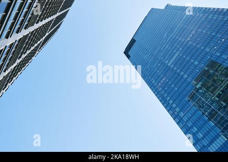 Frammento di edificio moderno con facciata in vetro, esterno del grattacielo, finestre per uffici d'affari in un alto edificio Foto Stock