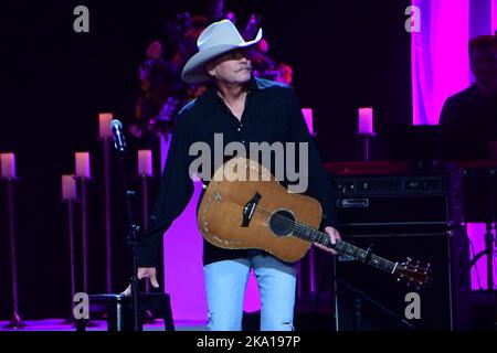 30 ottobre 2022 - Nashville, Tennessee - Alan Jackson. CMT Coal Miner's Daughter: Una Celebrazione della vita e della musica di Loretta Lynn tenutasi al Grand Ole Opry. (Credit Image: © Dara-Michelle Farr/AdMedia via ZUMA Press Wire) Foto Stock