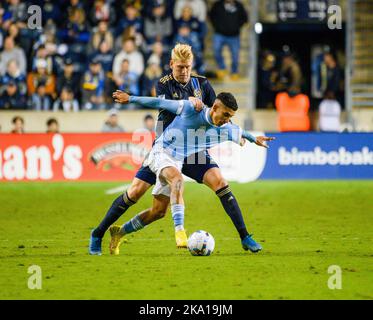 Chester, Pennsylvania, Stati Uniti. 30th Ott 2022. 30 ottobre 2022, Chester PA- giocatore dell'Unione JAKOB GLESNES (5) in azione contro il giocatore NYFC, SANTIAGO RODRIGUEZ (20) durante la partita al Subaru Park (immagine di credito: © Ricky Fitchett/ZUMA Press Wire) Credit: ZUMA Press, Inc./Alamy Live News Foto Stock