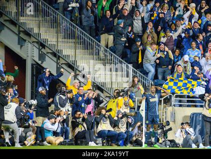 Chester, Pennsylvania, Stati Uniti. 30th Ott 2022. 30 ottobre 2022, Chester PA- il giocatore dell'Unione CORY BURKE (19) saluta i fan dopo aver segnato un gol contro NYFC durante la partita al Subaru Park (Credit Image: © Ricky Fitchett/ZUMA Press Wire) Credit: ZUMA Press, Inc./Alamy Live News Foto Stock