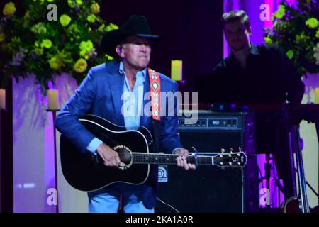 30 ottobre 2022 - Nashville, Tennessee - George Strait. CMT Coal Miner's Daughter: Una Celebrazione della vita e della musica di Loretta Lynn tenutasi al Grand Ole Opry. (Credit Image: © Dara-Michelle Farr/AdMedia via ZUMA Press Wire) Foto Stock