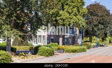 Marum, Paesi Bassi - 2 settembre 2022: Vecchie residenze nel centro di Marum nel comune di Westerkwartier nella provincia di Groningen nei Paesi Bassi Foto Stock