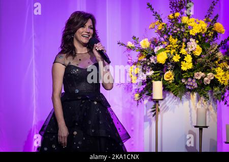 Nashville, Stati Uniti. 30th Ott 2022. Nashville, Ten. - Martina McBride parla durante la figlia di Coal Miner A Celebration of the Life and Music of Loretta Lynn al Grand Ole Opry di Nashville, Ten. Credit: Jamie Gilliam/The Photo Access Credit: The Photo Access/Alamy Live News Foto Stock