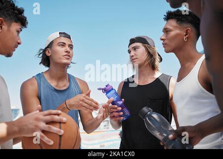 Basket, squadra e collaborazione per la strategia di gioco, la pianificazione o la discussione sportiva all'aperto. Gruppo di sportivi sportivi in sociale Foto Stock