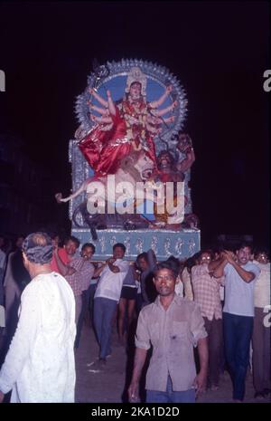 Durga Puja celebra la vittoria della dea Durga sul re demone Mahishasura. Inizia lo stesso giorno di Navratri, un festival di nove notti in molti stati settentrionali e occidentali che celebra più in generale il divino femminile (shakti). Durga Puja, conosciuta anche come Durgotsava o Sharodotsava, è un festival indù annuale che ha origine nel subcontinente indiano e che rende omaggio alla dea Indù Durga Foto Stock