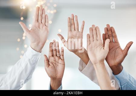 La diversità, il team e l'azienda si uniscono per offrire volontariato con collaborazione, supporto aziendale e lavoro di squadra. Comunità aziendale, gruppo Foto Stock