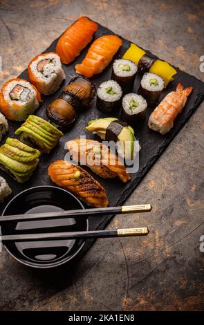 Varietà di sushi giapponesi con avocado, salmone, gamberi Foto Stock