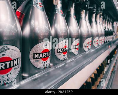 Kazan, Russia. 2022, ottobre 01. Bottiglie di Martini Asti in vendita. Bevande alcoliche in bottiglia Martini nel negozio di alimentari Foto Stock