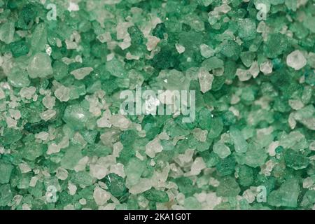 Struttura di sale marino di colore bianco e verde in primo piano. Trattamento del corpo, concetto di cura della pelle. Giacitura piatta. Foto Stock