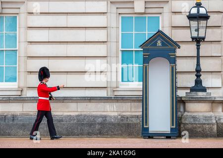 Guardia gallese in servizio presso Buckingham Palace. Londra, Inghilterra Foto Stock