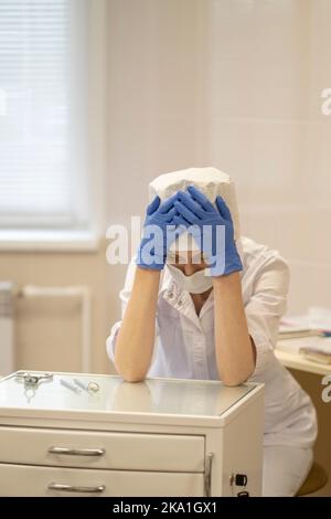 Un'infermiera stanca nell'ufficio medico. Foto Stock
