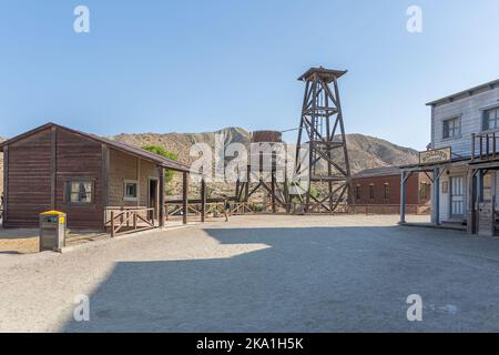 Alméria Spain - 09 15 2021: Vista sulla piazza centrale con torre d'acqua e altri edifici, su Oasys - Mini Hollywood, un tema spagnolo in stile occidentale Foto Stock