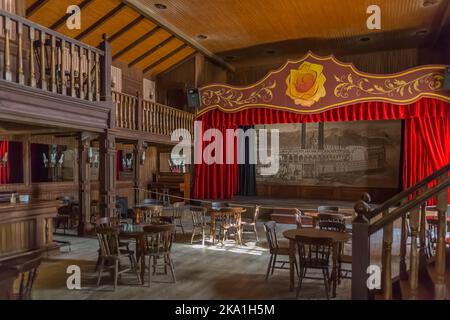 Alméria Spain - 09 15 2021: Vista dell'interno del classico bar berlina occidentale, con palco tipico per spettacoli di lattine, arredamento occidentale su Oasys - min Foto Stock