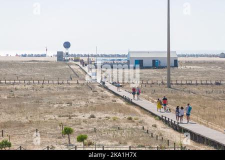 Figueira da Foz Portogallo 08 09 2022: Vista alla gente che va alla spiaggia e a piedi sui passaggi pedonali di Figueira da Foz, spiaggia Claridade Foto Stock