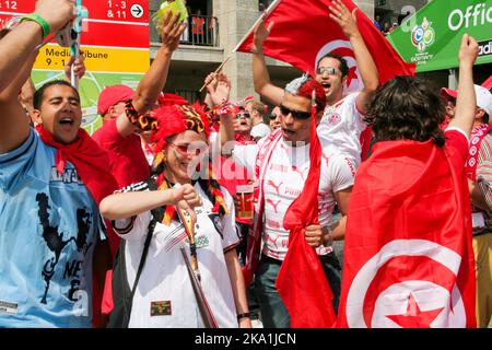 Sostenitore del calcio tedesco tra i tifosi tunisini alla Coppa del mondo di calcio 2006 a Berlino Foto Stock