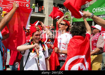 Sostenitore del calcio tedesco tra i tifosi tunisini alla Coppa del mondo di calcio 2006 a Berlino Foto Stock