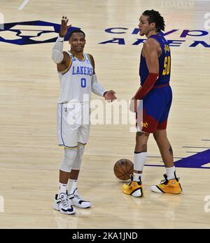 Los Angeles, Stati Uniti. 30th Ott 2022. Los Angeles Lakers avanti Russell Westbrook (0) gesti dopo aver sconfitto i Denver Nuggets 121-110 come Denver Nuggets avanti Aaron Gordon (50) guarda su Crypto.com Arena a Los Angeles Domenica, 30 ottobre 2022. Foto di Jim Ruymen/UPI Credit: UPI/Alamy Live News Foto Stock