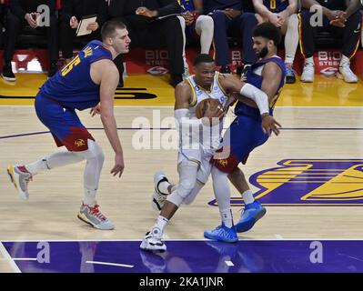 Los Angeles, Stati Uniti. 30th Ott 2022. Los Angeles Lakers Forward Russell Westbrook (0) guida al basket contro i Denver Nuggets alla Crypto.com Arena di Los Angeles domenica 30 ottobre 2022. Foto di Jim Ruymen/UPI Credit: UPI/Alamy Live News Foto Stock