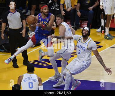 Los Angeles, Stati Uniti. 30th Ott 2022. La guardia dei Nuggets di Denver Bruce Brown (11) è imbrattata dal Los Angeles Lakers Center Anthony Davis, che sembra passare durante il secondo tempo alla Crypto.com Arena di Los Angeles domenica 30 ottobre 2022. Foto di Jim Ruymen/UPI Credit: UPI/Alamy Live News Foto Stock