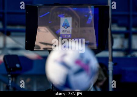 VAR, video assistente arbitro, monitor è visto dietro una palla durante la Serie A partita di calcio tra Empoli FC e Atalanta BC a Carlo Castellani st Foto Stock