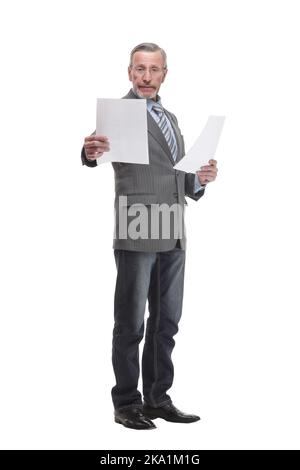 Shot di un uomo professionista senior che tiene le carte in mano e che fa un po 'di lavoro di carta Foto Stock