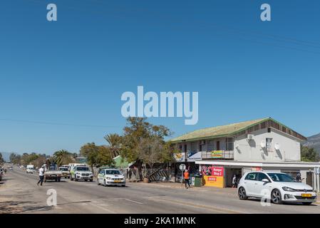 CITRUSDAL, SUD AFRICA - 9 SETTEMBRE 2022: Una scena stradale, con aziende, persone e veicoli, a Citrusdal, nella Provincia del Capo Occidentale Foto Stock