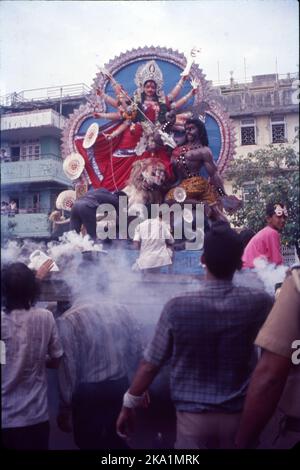 Durga Puja celebra la vittoria della dea Durga sul re demone Mahishasura. Inizia lo stesso giorno di Navratri, un festival di nove notti in molti stati settentrionali e occidentali che celebra più in generale il divino femminile (shakti). Durga Puja, conosciuta anche come Durgotsava o Sharodotsava, è un festival indù annuale che ha origine nel subcontinente indiano e che rende omaggio alla dea Indù Durga Foto Stock