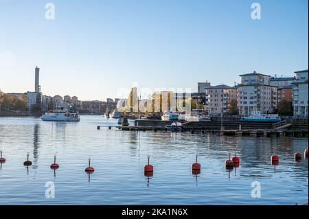 Piazza Jan Inghes a Hammarby Sjöstad durante l'autunno a Stoccolma, Svezia Foto Stock