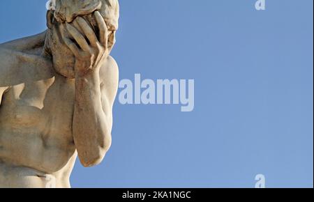 Facepalm - una statua con la testa in mano Foto Stock