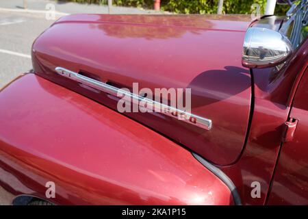 Bordeaux , Aquitaine France - 25 09 2022 : marchio Ford vecchio logo e segno di testo sull'antica f-1 pick up camion vintage 4x4 Foto Stock